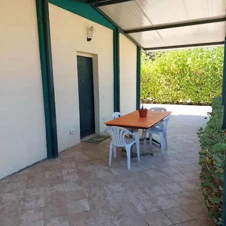 Pili Estate Dependanc - * Uta